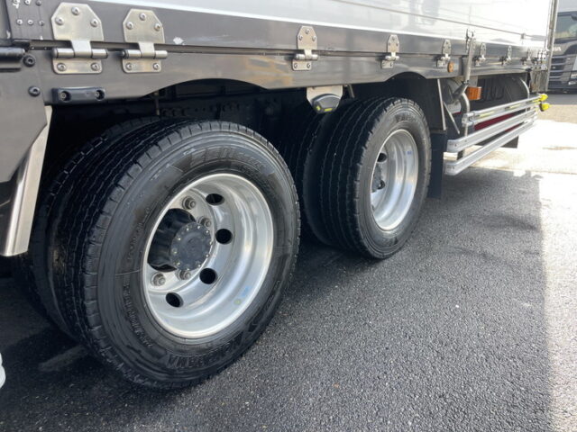 日野：17プロフィア：ハイルーフ：ウィング：メッキ多数：アルミホイール