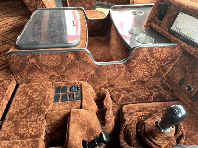 日野：プロフィア：トレーラーヘッド：内装生地張り：ハイルーフ：架装多数：メッキ多数