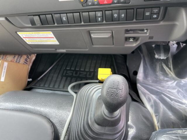 いすゞ：フォワード：登録済未使用：アームロール：3人乗り：ベッドレス：積載3.750㎏