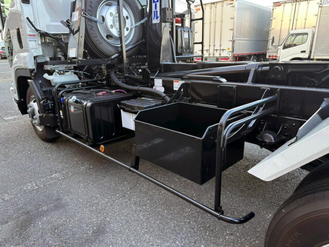 いすゞ：フォワード：登録済未使用：アームロール：3人乗り：ベッドレス：積載3.750㎏