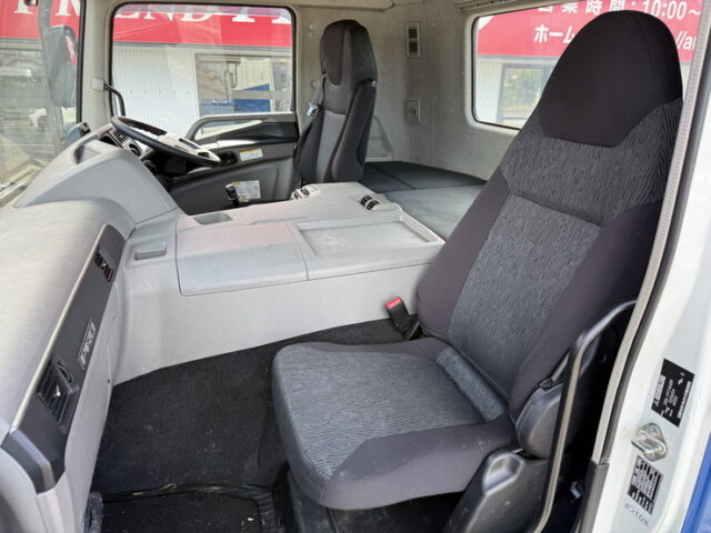 17スーパーグレート：ハイルーフ：トレーラーヘッド：ブタ鼻付：第5輪荷重11.500㎏