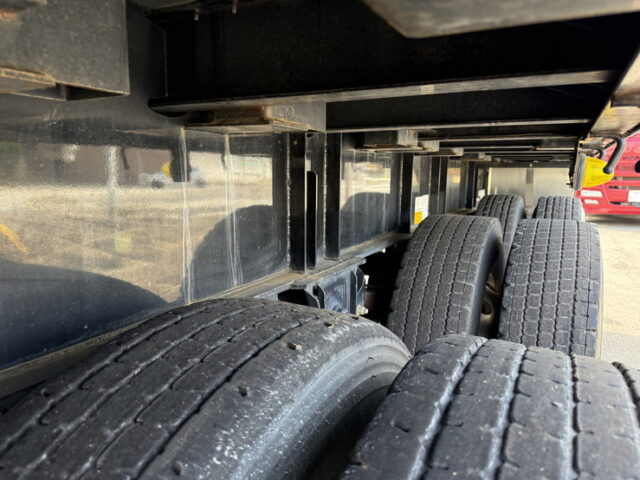 トレクス：平床セミトレーラー：アオリ20㎝：5方開：3軸：板バネ：最大積載量28.500㎏