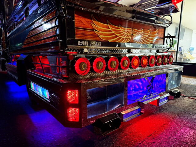 いすゞ：エルフ：イベント車：架装多数：カスタムペイント：荷台トランク仕様：マニ割り