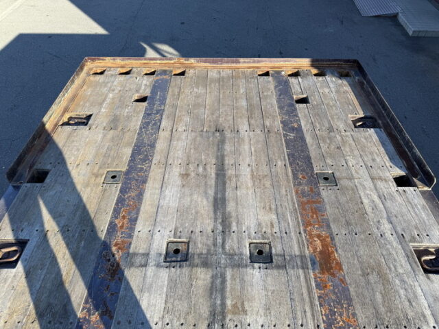 東邦：トレーラー：まな板：3軸：スタンション多数：内フック多数：最大積載量27.500㎏