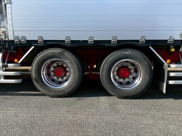 クオン:ハイルーフ:ウィング:メッキ多数:ステンレスバイザー:アルミホイール