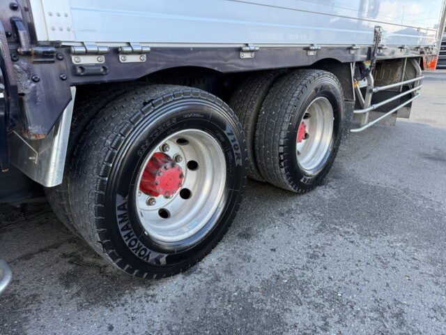 日野:17プロフィア:ハイルーフ:メッキ多数:アルミホイール:木床:E13Cエンジン