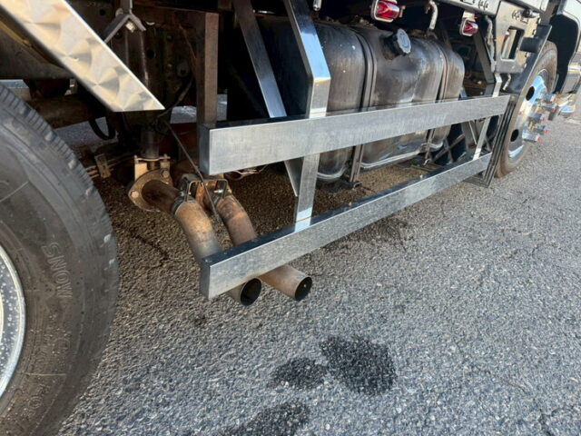 【現状】いすゞ：エルフ：平ボデー：架装多数：マニ割り：5トン未満：2駆/4駆切換付き