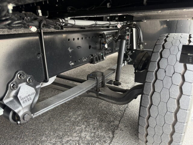 日野：17プロフィア：ハイルーフ：ウィング：未使用：アルミホイール：リア門口ステンレス