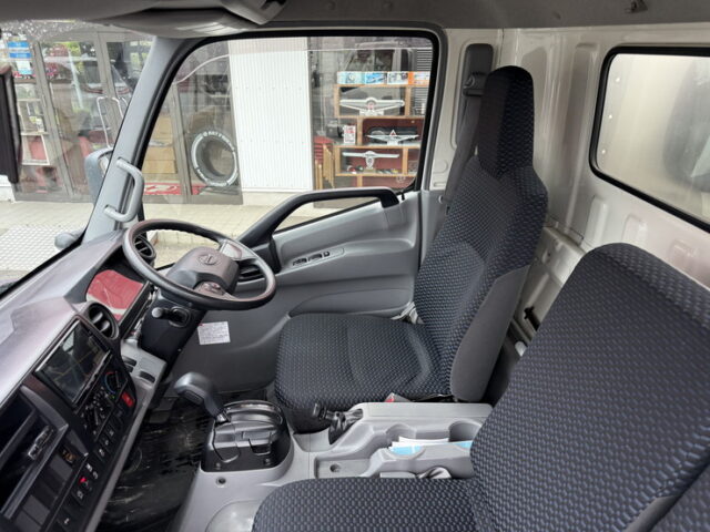 日野：デュトロ：バン：ワイドロング：格納ゲート：左スライドドア：AT車：準中型免許