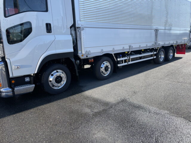 いすゞ　ギガ　ハイルーフ　ウィング　未使用車　アルミホイール　メッキ多数