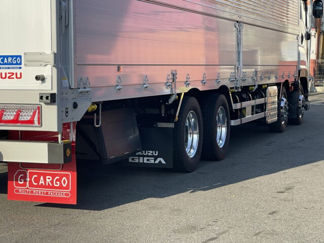 いすゞ　ギガ　ハイルーフ　ウィング　未使用車　アルミホイール　メッキ多数
