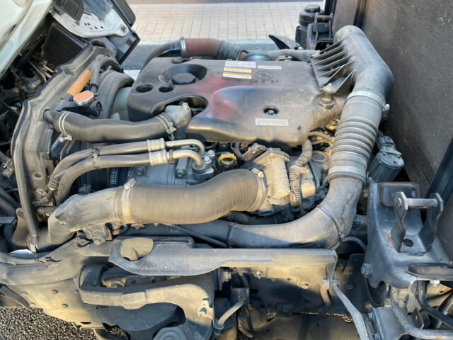 いすゞ：エルフ：平アルミブロック（70㎝）６速MT：フロントバイザー：ミラーステー：アルミホイール：架装多数　