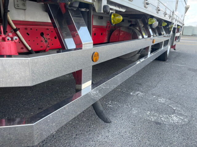 日野　レンジャープロ　冷凍ウィング　ステンレスサイドバンパー　メッキパーツ多数