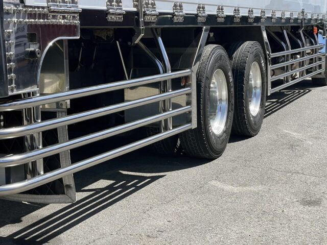 スーパーグレート：ハイルーフ：ウィング：造りボディ：ステンレス多数：420馬力