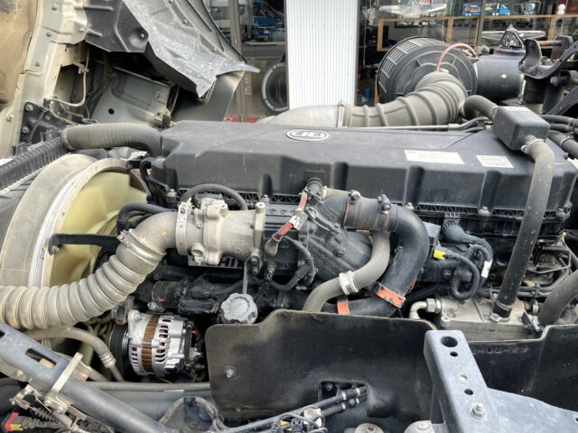 UDトラックス：クオン：トレーラーヘッド：メッキ多数：第5輪荷重11.500㎏