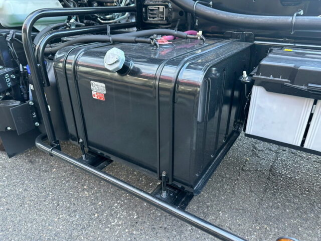 いすゞ：フォワード：登録済未使用：アームロール：3人乗り：ベッドレス：積載3.750㎏