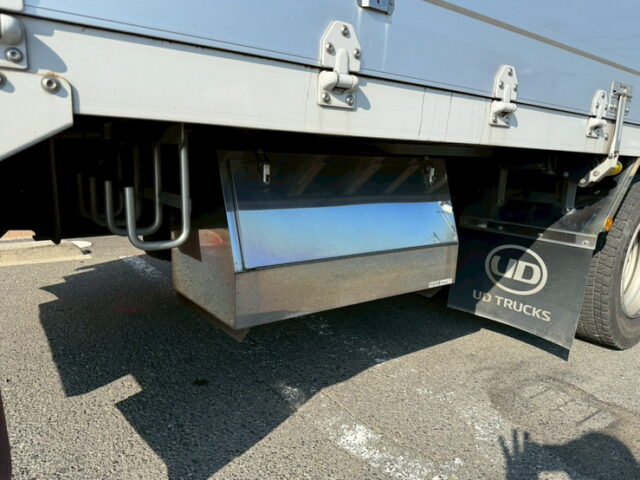 UDトラックス：クオン：ハイルーフ：ウィング：メッキ多数：木床：ラッシング2段