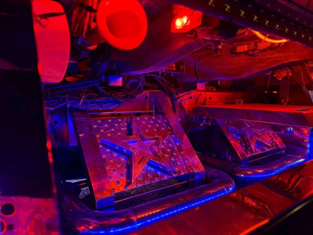 いすゞ：エルフ：イベント車：架装多数：カスタムペイント：荷台トランク仕様：マニ割り