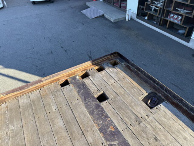 東邦：トレーラー：まな板：3軸：スタンション多数：内フック多数：最大積載量27.500㎏