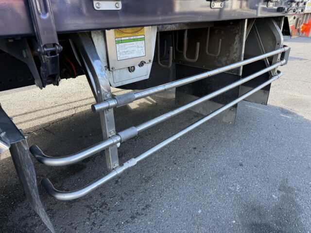 日野:17プロフィア:ハイルーフ:メッキ多数:アルミホイール:木床:E13Cエンジン