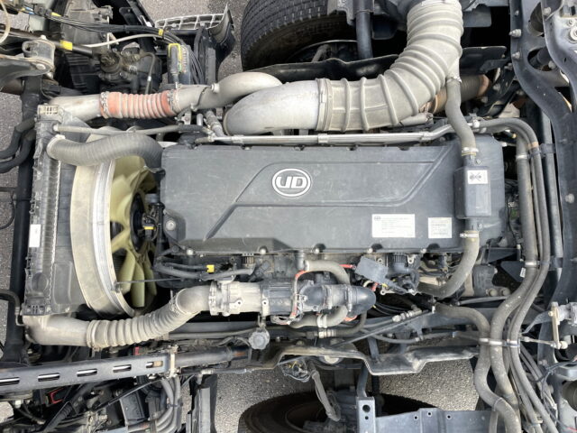 UDトラックス：クオン：トレーラーヘッド：メッキ多数：第5輪荷重11.500㎏