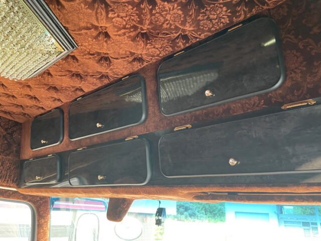 日野：プロフィア：トレーラーヘッド：内装生地張り：ハイルーフ：架装多数：メッキ多数