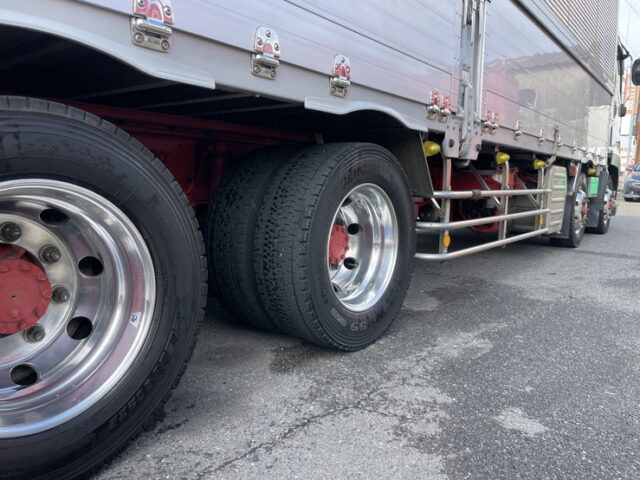 いすゞ：ギガ：ハイルーフ：ウィング：アルミホイール：スムーサー：木床