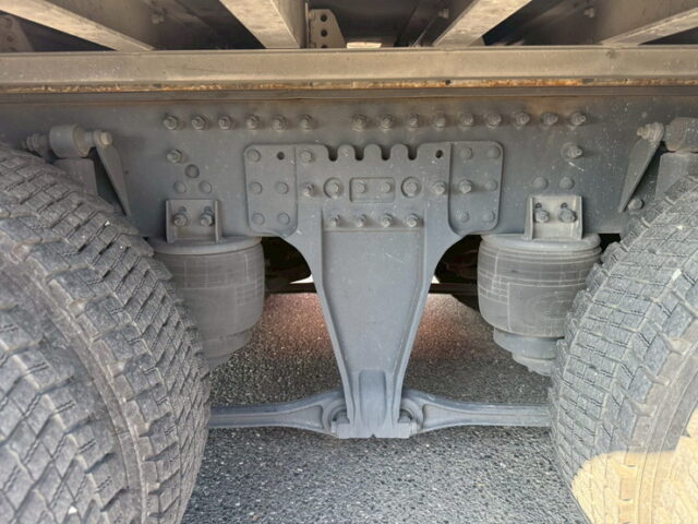 UDトラックス：クオン：ハイルーフ：ウィング：メッキ多数：木床：ラッシング2段