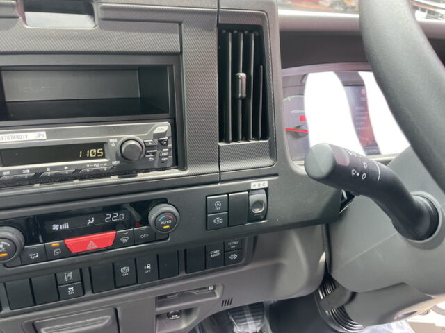 いすゞ：フォワード：登録済未使用：アームロール：3人乗り：ベッドレス：積載3.750㎏