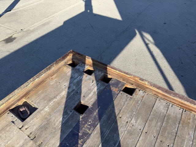 東邦：トレーラー：まな板：3軸：スタンション多数：内フック多数：最大積載量27.500㎏