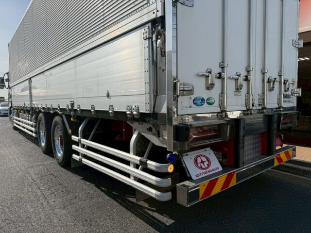 クオン:ハイルーフ:ウィング:メッキ多数:ステンレスバイザー:アルミホイール