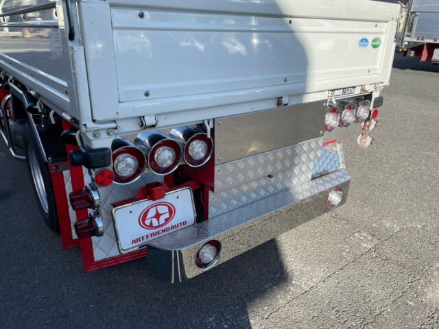 いすゞ　エルフ　平ボディ　5MT　フロントバイザー　プロテク縞板　木床　内装生地張り