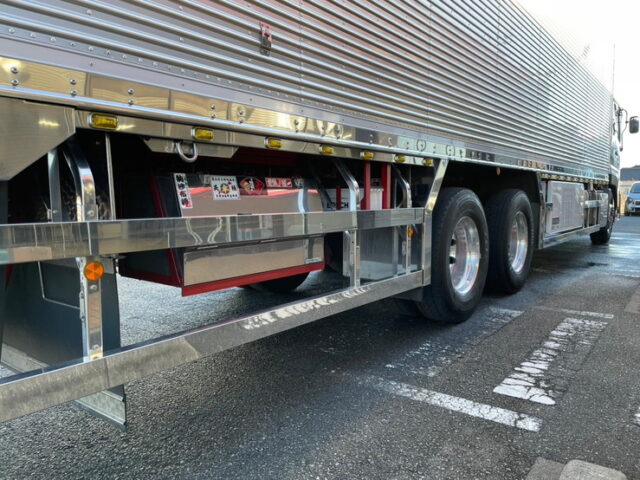 UD クオン：ハイルーフ：冷凍バン：トレクス造りボデー：横扉：ステンレス多数：AT