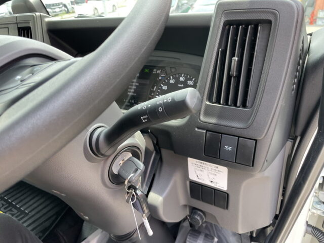 いすゞ：フォワード：登録済未使用：アームロール：3人乗り：ベッドレス：積載3.750㎏