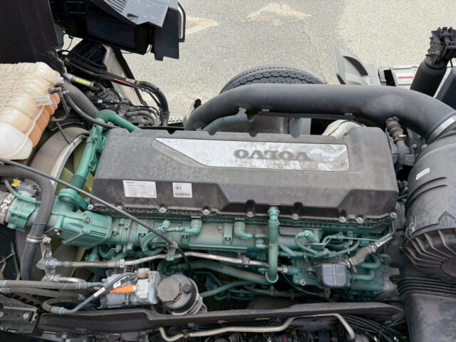 VOLVO：FH：グローブトロッター：ウィング：ブラックウルフホイール：木床