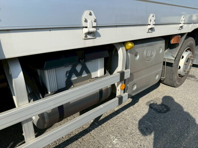 UDトラックス：クオン：ハイルーフ：ウィング：メッキ多数：木床：ラッシング2段