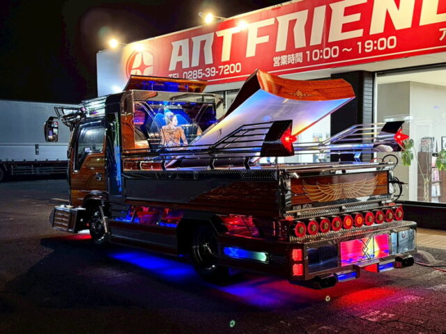 いすゞ：エルフ：イベント車：架装多数：カスタムペイント：荷台トランク仕様：マニ割り