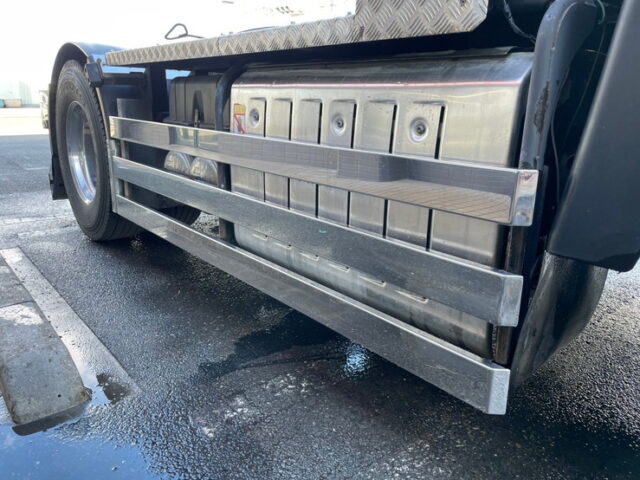 三菱ふそう　スーパーグレート　トレーラーヘッド　ハイルーフ　AT　ステンレスサイドバンパー