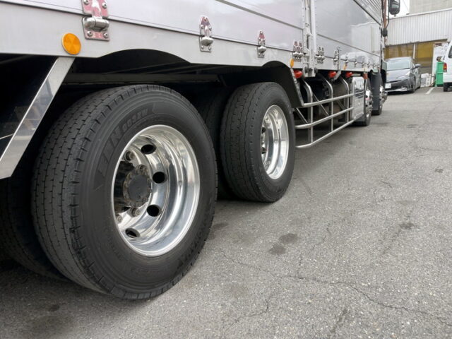 いすゞ　ギガ　ウィング　メッキ多数　ステンレス多数　アルミホイール