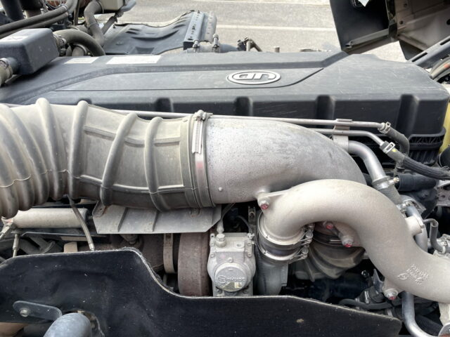 UDトラックス：クオン：トレーラーヘッド：メッキ多数：第5輪荷重11.500㎏