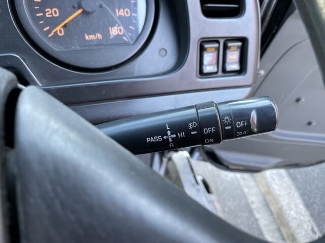 【委託販売車両】いすゞ：フォワード：205馬力：6MT：リア門口ステンレス：木床：ロケット：舟形バンパー：ステンレス多数　