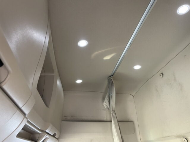 日野:17プロフィア:ハイルーフ:トレーラーヘッド:PTO付:ダンプレバー:メッキ多数