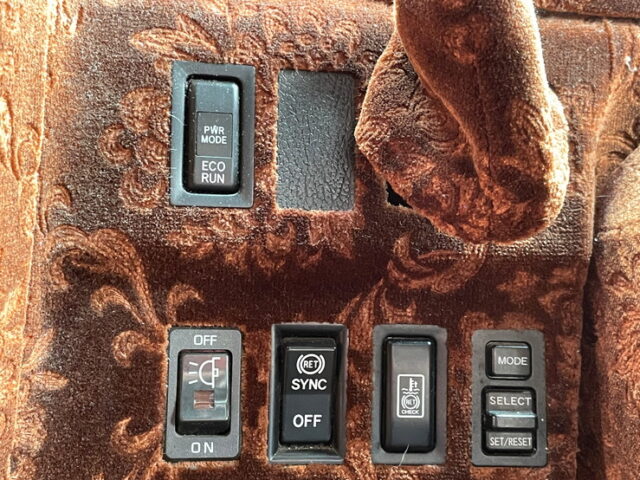 日野：プロフィア：トレーラーヘッド：内装生地張り：ハイルーフ：架装多数：メッキ多数