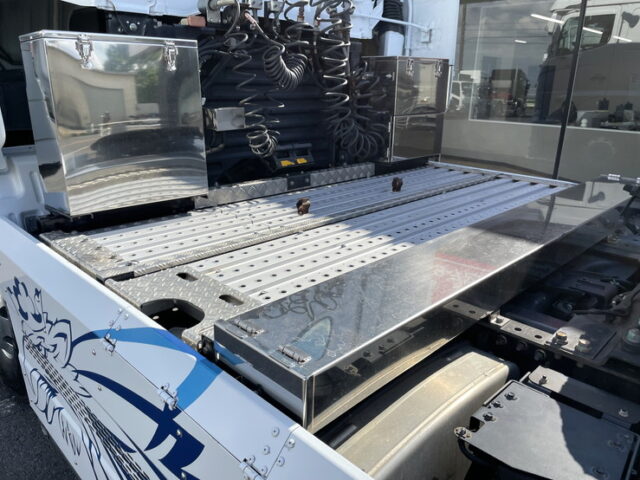 日野：プロフィア：トレーラーヘッド：ハイルーフ：ルーフバー：パイプバンパー：アルミホイール