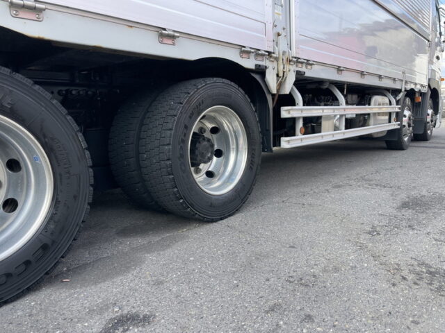 日野：17プロフィア：ハイルーフ：メッキ多数：アルミホイール：リア門口ステンレス