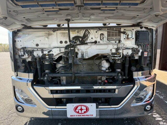 UDトラックス：クオン：ハイルーフ：ウィング：メッキ多数：木床：ラッシング2段