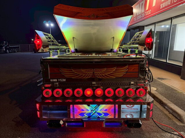 いすゞ：エルフ：イベント車：架装多数：カスタムペイント：荷台トランク仕様：マニ割り