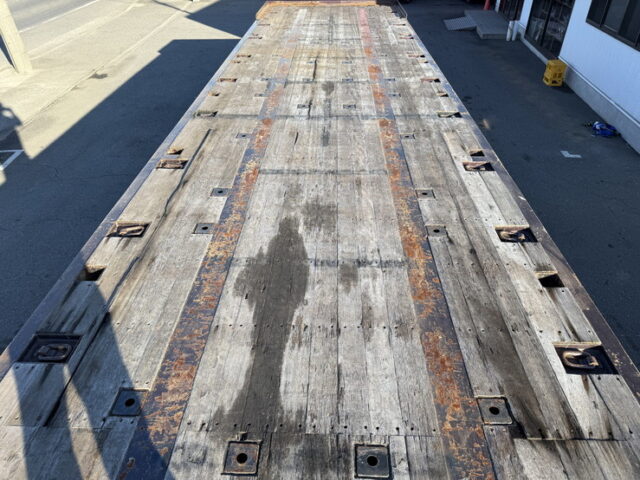 東邦：トレーラー：まな板：3軸：スタンション多数：内フック多数：最大積載量27.500㎏