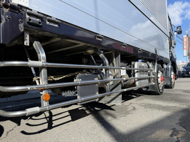 日野:17プロフィア:ハイルーフ:メッキ多数:アルミホイール:木床:E13Cエンジン