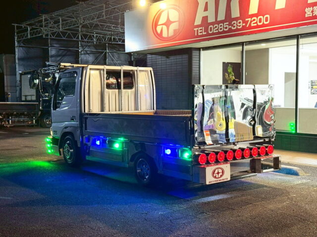 タイタンダッシュ：平ボデー：架装多数：標準幅：アオリステンレス張り：マニ割り